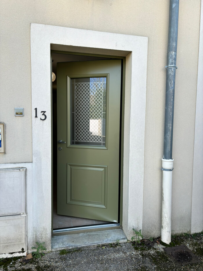 Photo de Porte d'entrée en aluminium 2