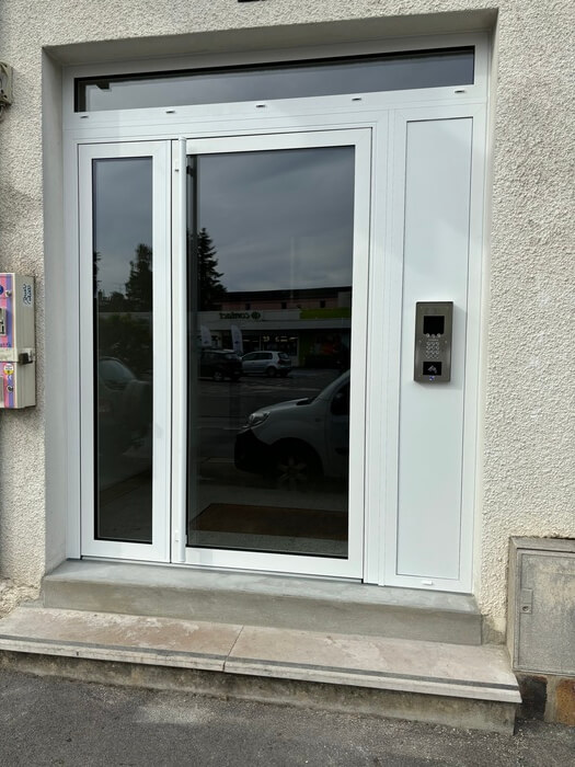 Photo de Porte d'entrée en aluminium