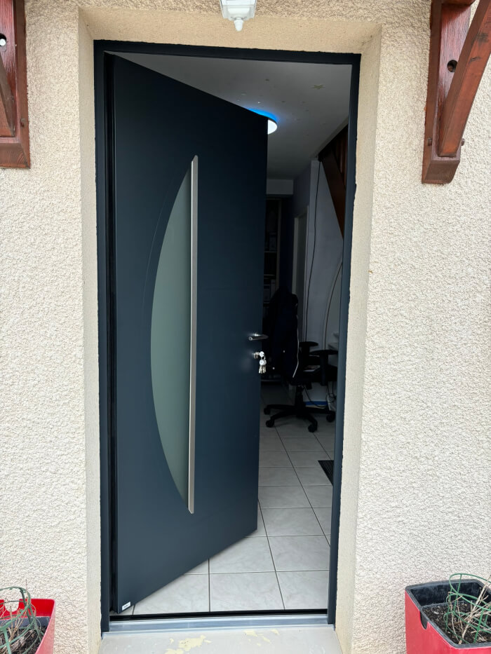 Photo de Porte d'entrée en aluminium