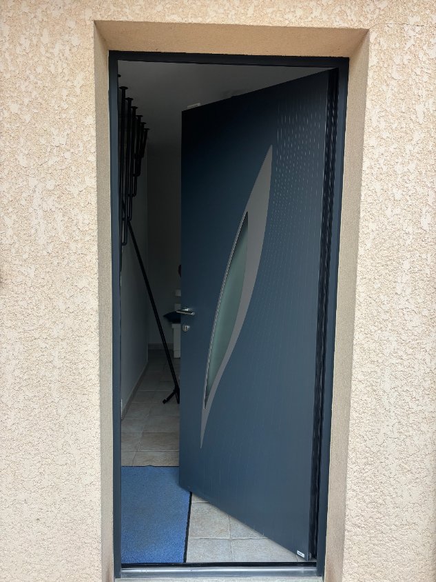 Porte-fenêtre, porte d'entrée et volets battants - vue 3