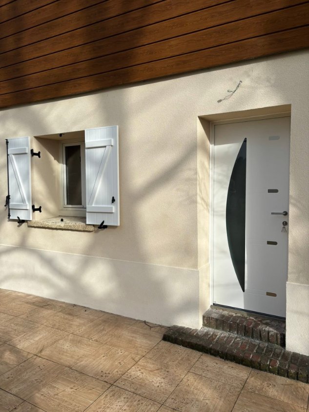 Volets battants et porte d'entrée 